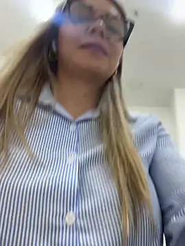 Snapshot of alicee16 chatting on October 6, 2025, 4:19 pm alicee16 online show from October 6, 2025, 4:19 pm
