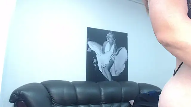 camilleDiaz16 online show from November 16, 2025, 9:30 pm