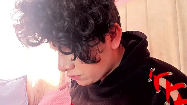 Snapshot of Satuurn_ chatting on February 12, 2025, 7:24 pm Satuurn online show from February 12, 2025, 7:24 pm