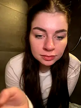 EllyNora online show from November 18, 2025, 7:28 pm