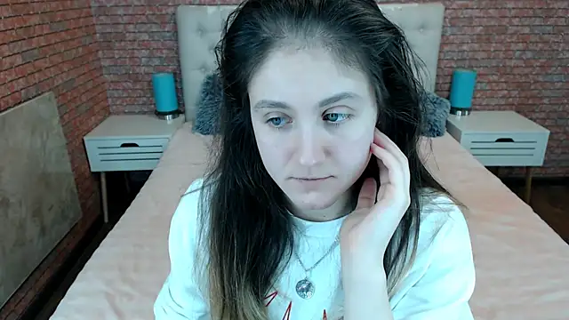 Holliy Cooper online show from November 18, 2025, 10:07 am