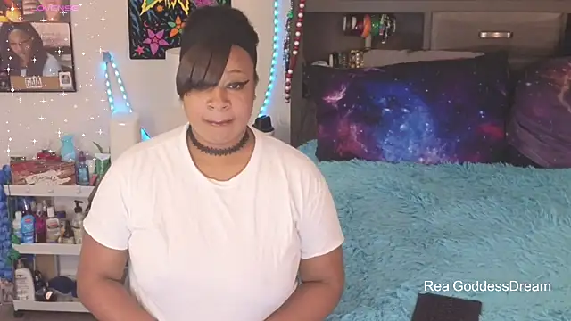 Snapshot of temptressbeauty24 chatting on February 6, 2026, 5:03 am temptressbeauty24 online show from February 6, 2026, 5:03 am