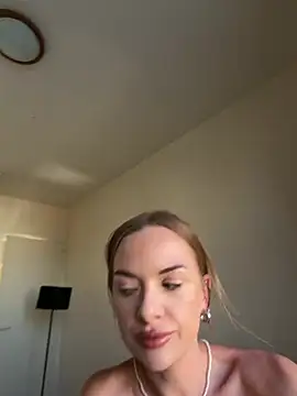 ElenaRebelle online show from July 19, 2026, 5:27 am