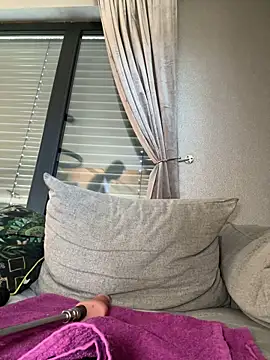 Snapshot of Bella-Tight chatting on April 8, 2026, 8:05 am Bella-Tight online show from April 8, 2026, 8:05 am