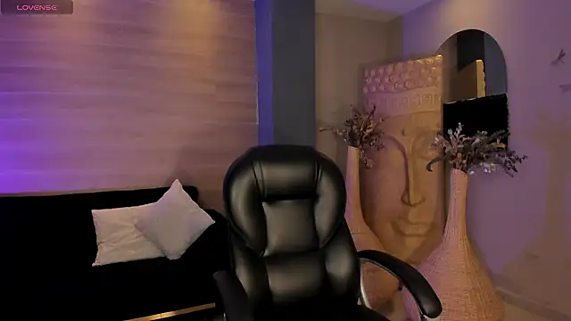 LizzHamilton   online show from December 15, 2025, 9:42 pm