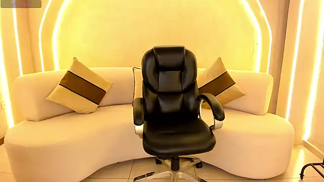 Snapshot of LizzHamilton__ chatting on October 3, 2025, 9:05 pm LizzHamilton online show from October 3, 2025, 9:05 pm