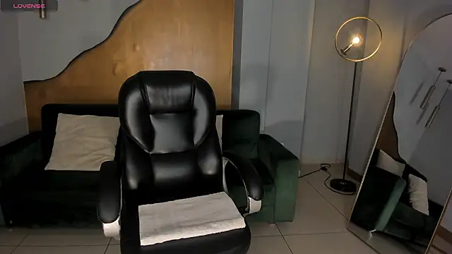 LizzHamilton   online show from February 4, 2026, 9:10 pm