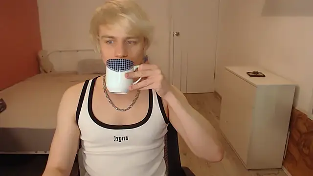 Snapshot of Oliver_sweet_ chatting on February 13, 2026, 12:43 am Oliver sweet online show from February 13, 2026, 12:43 am