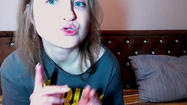 Snapshot of Sara4uu chatting on February 13, 2026, 11:05 pm Sara4uu online show from February 13, 2026, 11:05 pm