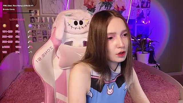 Snapshot of Evie_Ro chatting on May 9, 2026, 10:35 pm Evie Ro online show from May 9, 2026, 10:35 pm