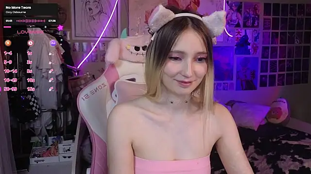 Snapshot of Evie_Ro chatting on March 6, 2025, 11:20 pm Evie Ro online show from March 6, 2025, 11:20 pm