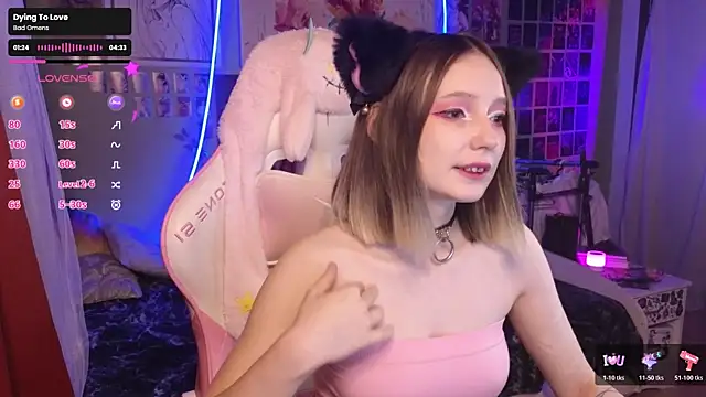 Snapshot of Evie_Ro chatting on November 3, 2025, 9:29 pm Evie Ro online show from November 3, 2025, 9:29 pm