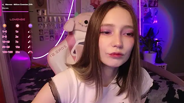 Snapshot of Evie_Ro chatting on May 3, 2026, 8:34 pm Evie Ro online show from May 3, 2026, 8:34 pm
