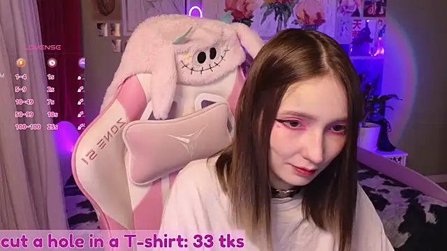 Snapshot of Evie_Ro chatting on April 12, 2026, 10:46 pm Evie Ro online show from April 12, 2026, 10:46 pm