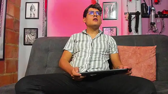 dom2travelersss online show from March 17, 2025, 12:04 pm