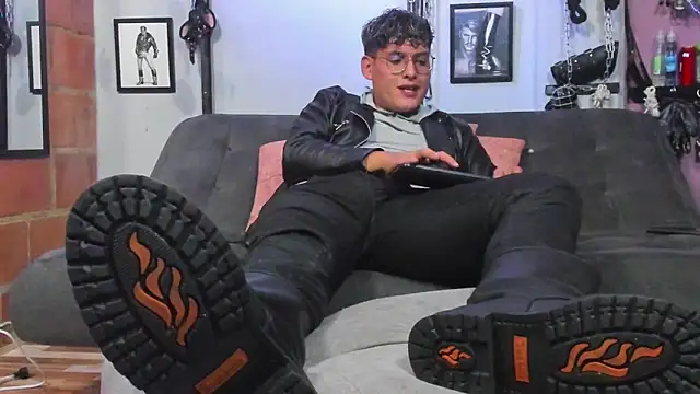 dom2travelersss online show from February 16, 2025, 10:22 pm