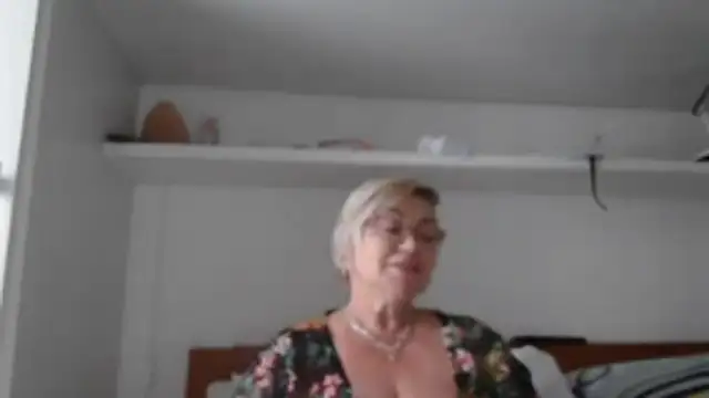 Snapshot of LindaL chatting on November 5, 2025, 12:19 pm LindaL online show from November 5, 2025, 12:19 pm